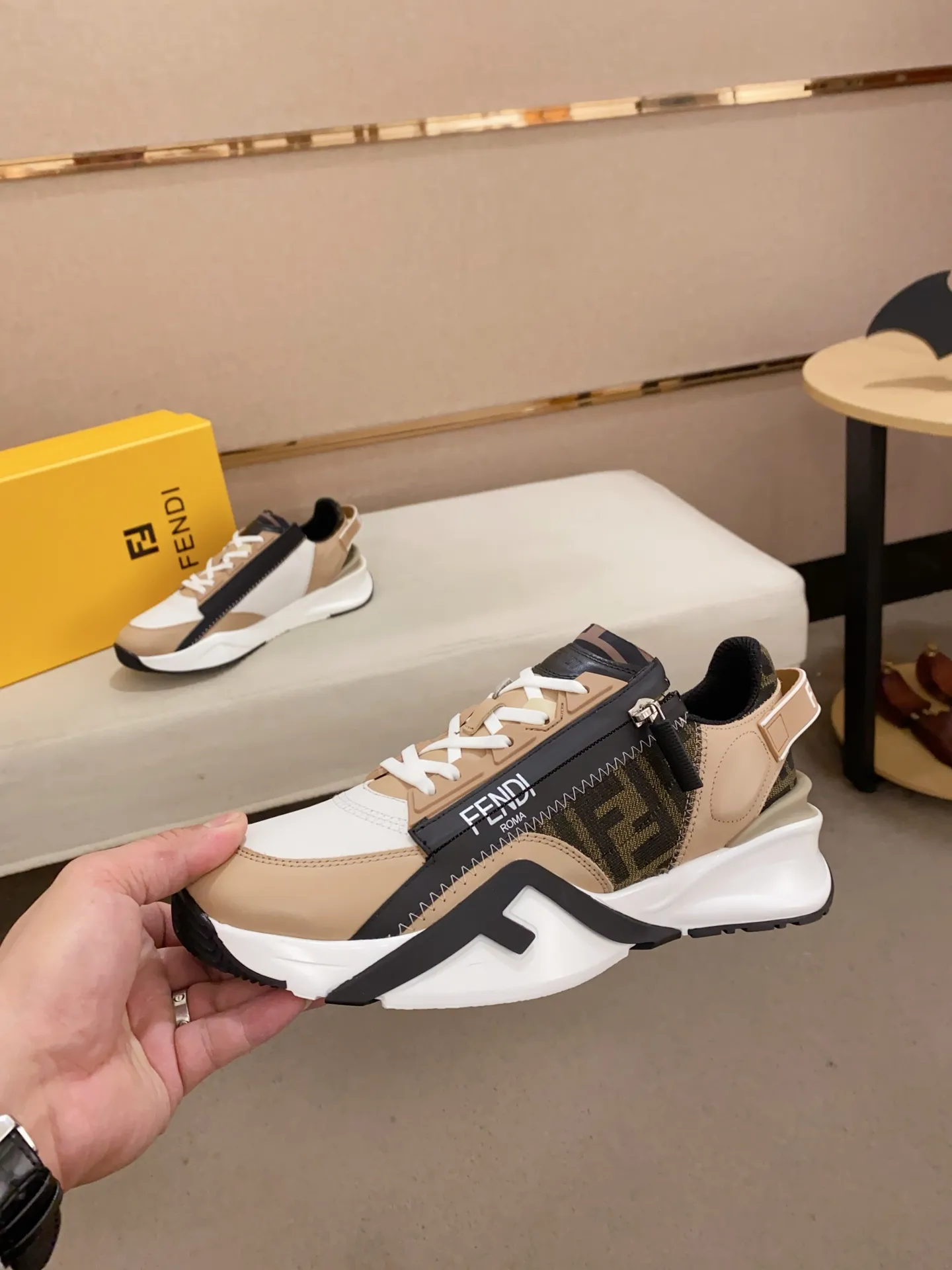 Men's shoes💰: 540💰(Higher version) [Fendi] Fendi's latest casual shoes for men! Available at counters simultaneously! A one-to-one replica of the original. Made entirely of imported top-grain calfskin, the interior is made of top-grain water-dyed cowhide, and the original factory-supplied rubber outsole. Leading new fashion concepts. Matching code: 38-44. 45 can be customized and non-returnable!